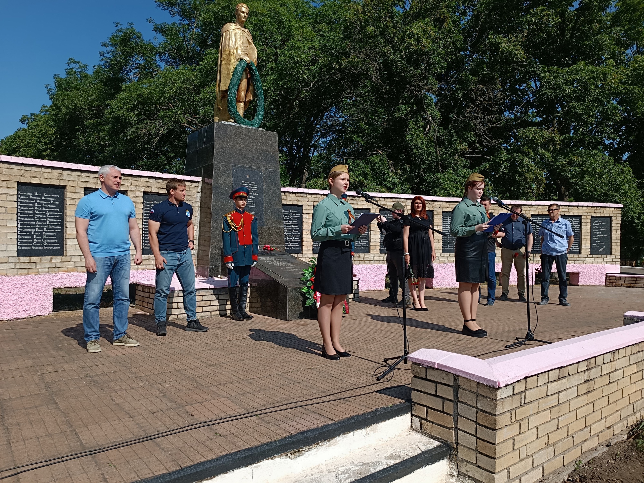 Митинг возле Памятника погибшим односельчанам пгт. Ольгинка.